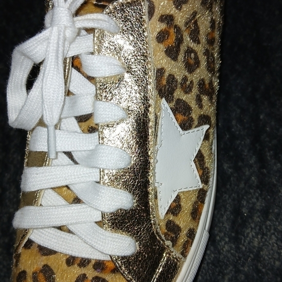 Source Unknown Leopard Print Sneakers with Gold Accents - Picture 5 of 8